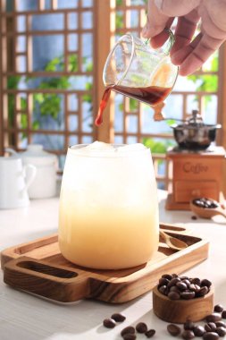 Masada çay ve buz küpleri olan kahve fincanı.