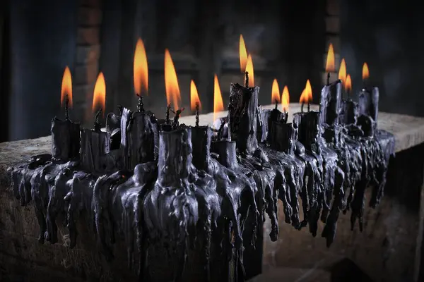 Stillleben Fotografie Schwarze Kerze Auf Einem Holztisch Vor Dunklem Hintergrund — Stockfoto