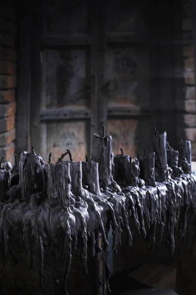 Фотография Натюрморта Черная Свеча Деревянном Столе Темном Фоне — стоковое фото