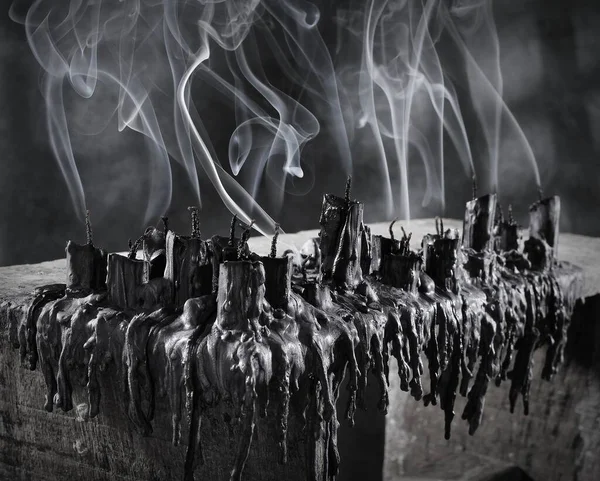 Stillleben Fotografie Schwarze Kerze Auf Einem Holztisch Vor Dunklem Hintergrund — Stockfoto
