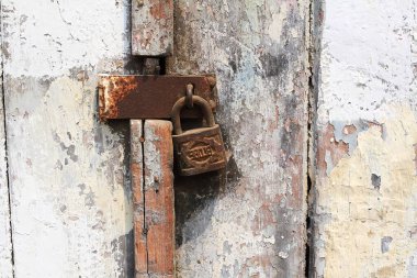 Ahşap arka planda eski paslı asma kilit