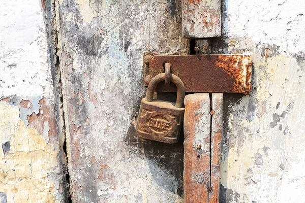 Kilitli eski paslı kilit