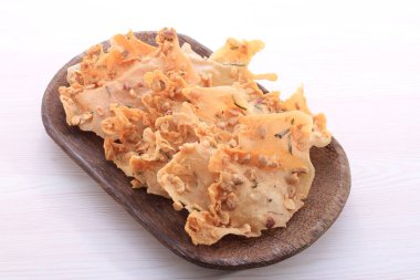 ahşap zemin üzerine kızarmış balık