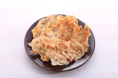 plaka üzerinde sarımsaklı kızarmış kalamar