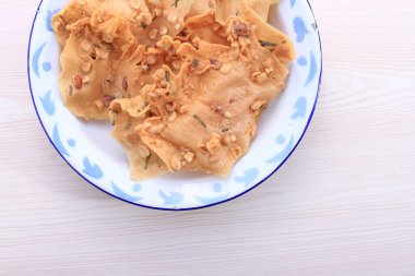 Beyaz arka planda kızarmış domuz derisi.