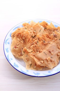 Beyaz arka planda bir kasede kızarmış tofu.