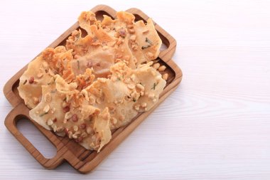 Kızarmış balıklı çıtır çıtır balık ya da baharatlı soslu kızarmış balık ve kızarmış domuz. Popüler Tayland yemekleri