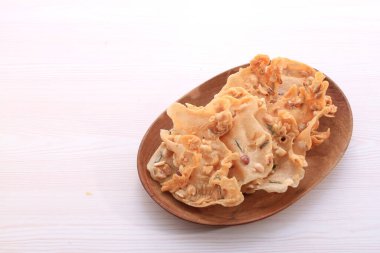 Ahşap arka planda kızarmış mürekkep balığı