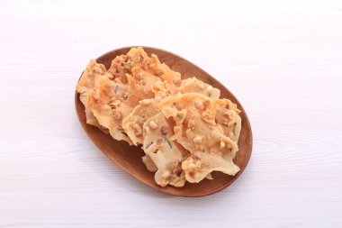 Ahşap masada kızarmış mürekkep balığı.