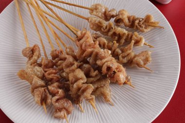 Sate Taichan, diğer satürlerin aksine fıstık ve ketçap baharatsız servis edilen bir tavuk çeşididir. Sambal ve sıkılmış limonla servis edilir.,
