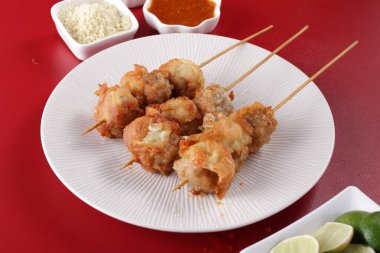 Sate Taichan, diğer satürlerin aksine fıstık ve ketçap baharatsız servis edilen bir tavuk çeşididir. Sambal ve sıkılmış limonla servis edilir.,