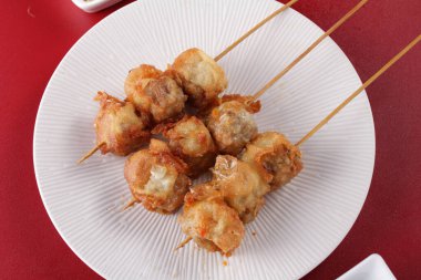 Sate Taichan, diğer satürlerin aksine fıstık ve ketçap baharatsız servis edilen bir tavuk çeşididir. Sambal ve sıkılmış limonla servis edilir.,