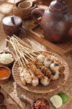 Sate Taichan, diğer satürlerin aksine fıstık ve ketçap baharatsız servis edilen bir tavuk çeşididir. Sambal ve sıkılmış limonla servis edilir.,