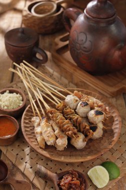 Sate Taichan, diğer satürlerin aksine fıstık ve ketçap baharatsız servis edilen bir tavuk çeşididir. Sambal ve sıkılmış limonla servis edilir.,