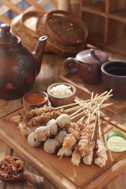 Sate Taichan, diğer satürlerin aksine fıstık ve ketçap baharatsız servis edilen bir tavuk çeşididir. Sambal ve sıkılmış limonla servis edilir.,