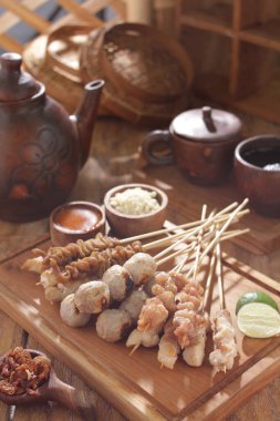 Sate Taichan, diğer satürlerin aksine fıstık ve ketçap baharatsız servis edilen bir tavuk çeşididir. Sambal ve sıkılmış limonla servis edilir.,