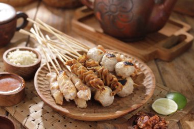 Sate Taichan, diğer satürlerin aksine fıstık ve ketçap baharatsız servis edilen bir tavuk çeşididir. Sambal ve sıkılmış limonla servis edilir.,