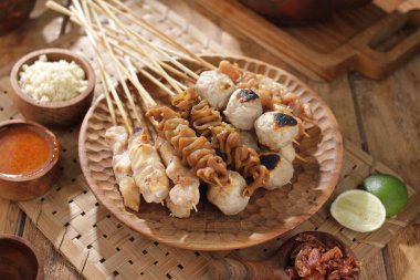 Sate Taichan, diğer satürlerin aksine fıstık ve ketçap baharatsız servis edilen bir tavuk çeşididir. Sambal ve sıkılmış limonla servis edilir.,