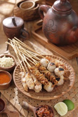 Sate Taichan, diğer satürlerin aksine fıstık ve ketçap baharatsız servis edilen bir tavuk çeşididir. Sambal ve sıkılmış limonla servis edilir.,