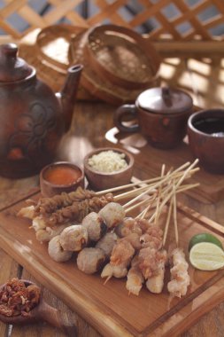 Sate Taichan, diğer satürlerin aksine fıstık ve ketçap baharatsız servis edilen bir tavuk çeşididir. Sambal ve sıkılmış limonla servis edilir.,