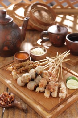 Sate Taichan, diğer satürlerin aksine fıstık ve ketçap baharatsız servis edilen bir tavuk çeşididir. Sambal ve sıkılmış limonla servis edilir.,