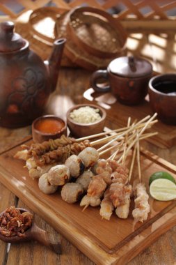 Sate Taichan, diğer satürlerin aksine fıstık ve ketçap baharatsız servis edilen bir tavuk çeşididir. Sambal ve sıkılmış limonla servis edilir.,