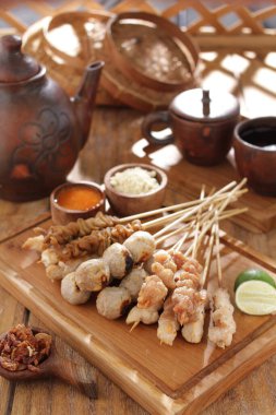 Sate Taichan, diğer satürlerin aksine fıstık ve ketçap baharatsız servis edilen bir tavuk çeşididir. Sambal ve sıkılmış limonla servis edilir.,
