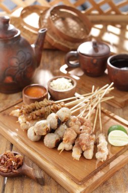 Sate Taichan, diğer satürlerin aksine fıstık ve ketçap baharatsız servis edilen bir tavuk çeşididir. Sambal ve sıkılmış limonla servis edilir.,