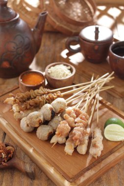 Sate Taichan, diğer satürlerin aksine fıstık ve ketçap baharatsız servis edilen bir tavuk çeşididir. Sambal ve sıkılmış limonla servis edilir.,