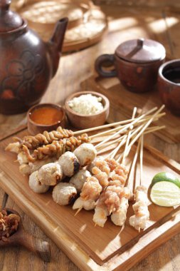 Sate Taichan, diğer satürlerin aksine fıstık ve ketçap baharatsız servis edilen bir tavuk çeşididir. Sambal ve sıkılmış limonla servis edilir.,