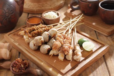 Sate Taichan, diğer satürlerin aksine fıstık ve ketçap baharatsız servis edilen bir tavuk çeşididir. Sambal ve sıkılmış limonla servis edilir.,