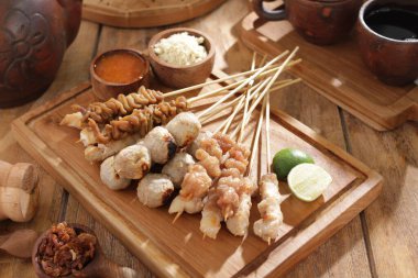 Sate Taichan, diğer satürlerin aksine fıstık ve ketçap baharatsız servis edilen bir tavuk çeşididir. Sambal ve sıkılmış limonla servis edilir.,