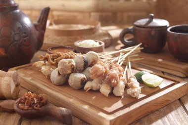 Sate Taichan, diğer satürlerin aksine fıstık ve ketçap baharatsız servis edilen bir tavuk çeşididir. Sambal ve sıkılmış limonla servis edilir.,