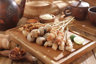 Sate Taichan, diğer satürlerin aksine fıstık ve ketçap baharatsız servis edilen bir tavuk çeşididir. Sambal ve sıkılmış limonla servis edilir.,