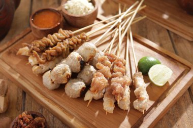 Sate Taichan, diğer satürlerin aksine fıstık ve ketçap baharatsız servis edilen bir tavuk çeşididir. Sambal ve sıkılmış limonla servis edilir.,