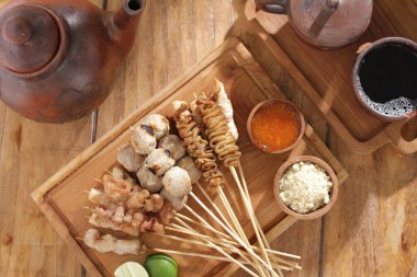 Sate Taichan, diğer satürlerin aksine fıstık ve ketçap baharatsız servis edilen bir tavuk çeşididir. Sambal ve sıkılmış limonla servis edilir.,