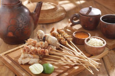 Sate Taichan, diğer satürlerin aksine fıstık ve ketçap baharatsız servis edilen bir tavuk çeşididir. Sambal ve sıkılmış limonla servis edilir.,