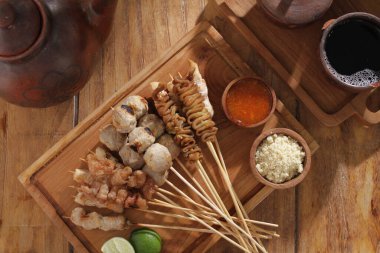 Sate Taichan, diğer satürlerin aksine fıstık ve ketçap baharatsız servis edilen bir tavuk çeşididir. Sambal ve sıkılmış limonla servis edilir.,