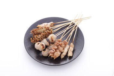 Sate Taichan, diğer satürlerin aksine fıstık ve ketçap baharatsız servis edilen bir tavuk çeşididir. Sambal ve sıkılmış limonla servis edilir.,