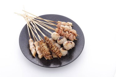 Sate Taichan, diğer satürlerin aksine fıstık ve ketçap baharatsız servis edilen bir tavuk çeşididir. Sambal ve sıkılmış limonla servis edilir.,