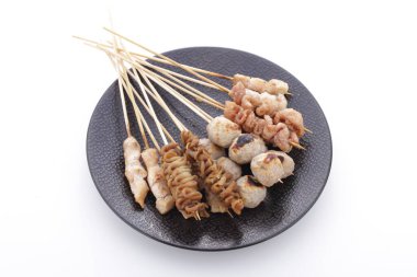Sate Taichan, diğer satürlerin aksine fıstık ve ketçap baharatsız servis edilen bir tavuk çeşididir. Sambal ve sıkılmış limonla servis edilir.,