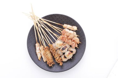 Sate Taichan, diğer satürlerin aksine fıstık ve ketçap baharatsız servis edilen bir tavuk çeşididir. Sambal ve sıkılmış limonla servis edilir.,