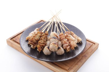 Sate Taichan, diğer satürlerin aksine fıstık ve ketçap baharatsız servis edilen bir tavuk çeşididir. Sambal ve sıkılmış limonla servis edilir.,