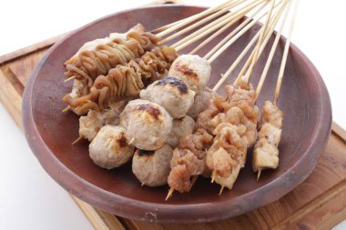 Sate Taichan, diğer satürlerin aksine fıstık ve ketçap baharatsız servis edilen bir tavuk çeşididir. Sambal ve sıkılmış limonla servis edilir.,