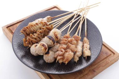 Sate Taichan, diğer satürlerin aksine fıstık ve ketçap baharatsız servis edilen bir tavuk çeşididir. Sambal ve sıkılmış limonla servis edilir.,