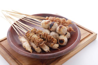 Sate Taichan, diğer satürlerin aksine fıstık ve ketçap baharatsız servis edilen bir tavuk çeşididir. Sambal ve sıkılmış limonla servis edilir.,
