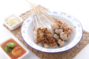 Sate Taichan, diğer satürlerin aksine fıstık ve ketçap baharatsız servis edilen bir tavuk çeşididir. Sambal ve sıkılmış limonla servis edilir.,