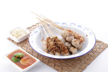 Sate Taichan, diğer satürlerin aksine fıstık ve ketçap baharatsız servis edilen bir tavuk çeşididir. Sambal ve sıkılmış limonla servis edilir.,