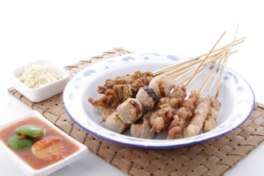 Sate Taichan, diğer satürlerin aksine fıstık ve ketçap baharatsız servis edilen bir tavuk çeşididir. Sambal ve sıkılmış limonla servis edilir.,