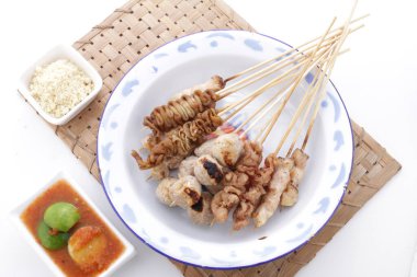Sate Taichan, diğer satürlerin aksine fıstık ve ketçap baharatsız servis edilen bir tavuk çeşididir. Sambal ve sıkılmış limonla servis edilir.,